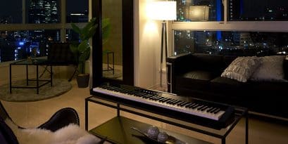 Lifestyle-Aufnahme CASIO Digitalpiano Privia PX-S1000 in Schwarz im Wohnraum.