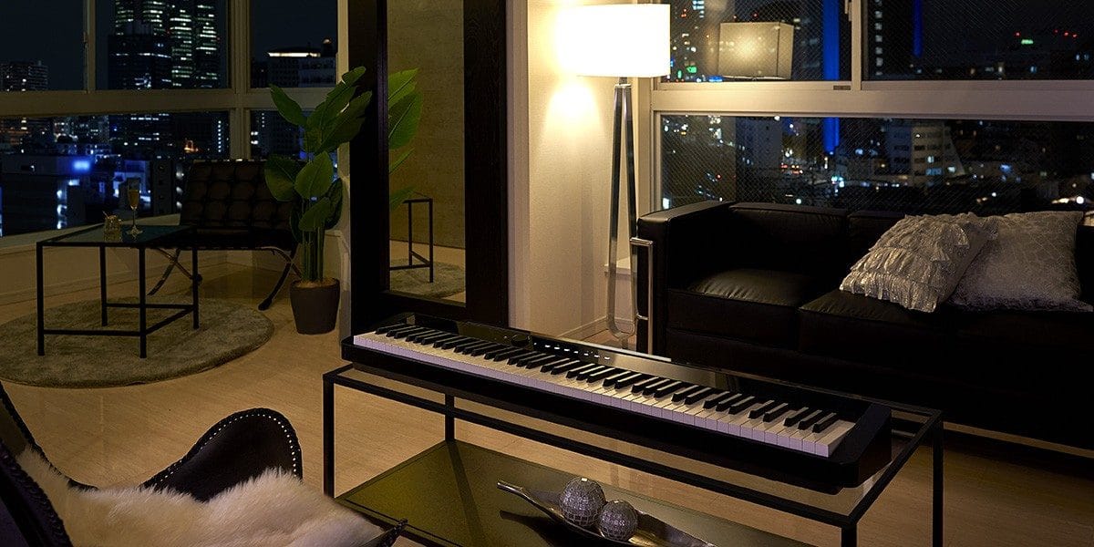 Lifestyle-Aufnahme CASIO Digitalpiano Privia PX-S1000 in Schwarz im Wohnraum.