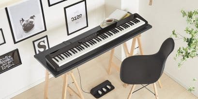 Lifestyle-Aufnahme CASIO Digitalpiano Privia PX-S1000 in Schwarz im Wohnraum.
