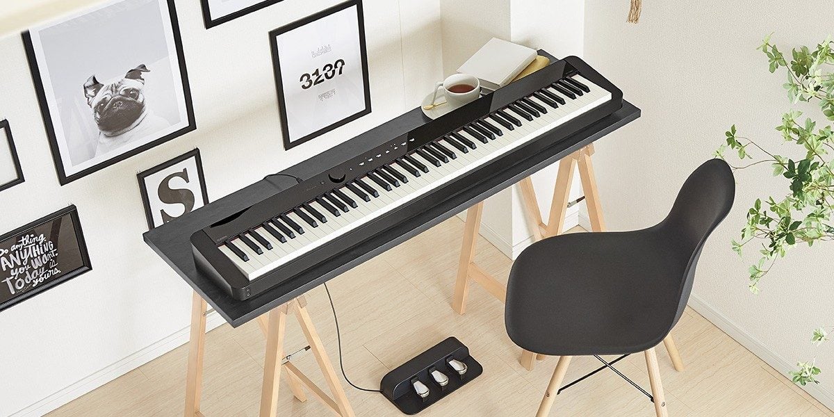 Lifestyle-Aufnahme CASIO Digitalpiano Privia PX-S1000 in Schwarz im Wohnraum.