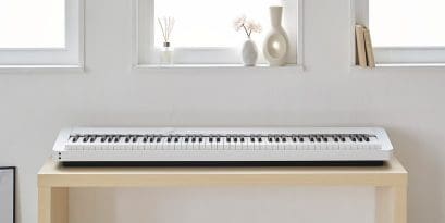 Lifestyle-Aufnahme CASIO Digitalpiano Privia PX-S1000 in Weiß. 