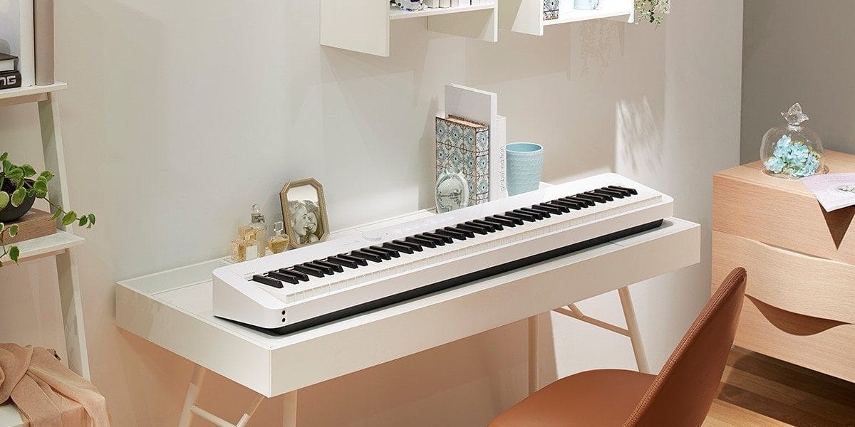 Lifestyle-Aufnahme CASIO Digitalpiano Privia PX-S1000 in Weiß im Wohnraum.