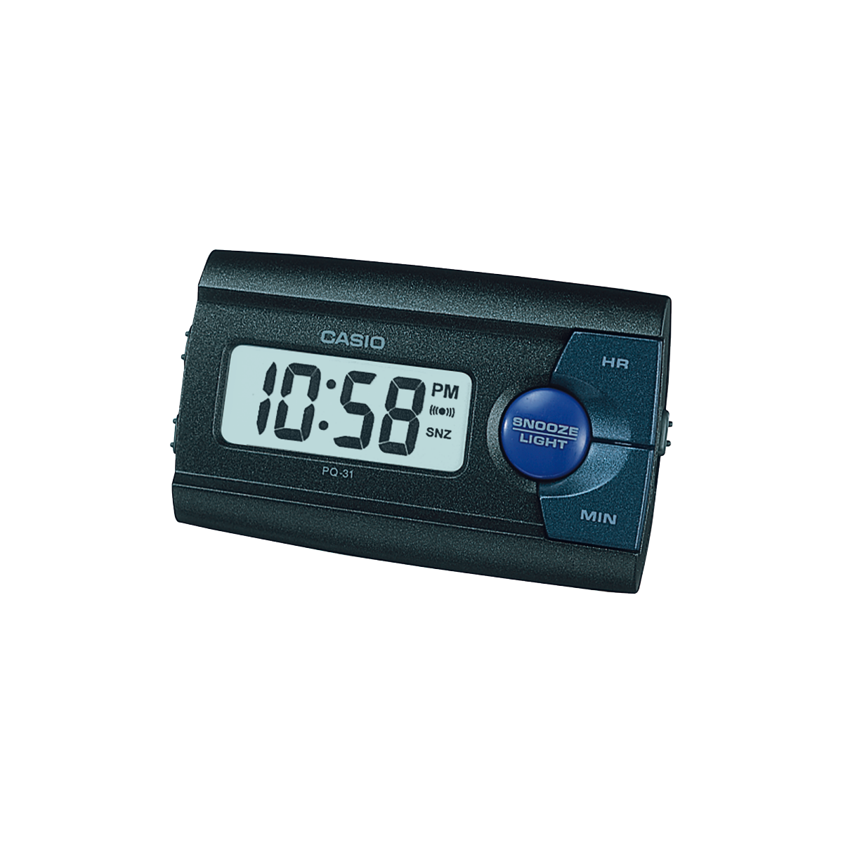 Der digitale Reisewecker PQ-31-1 mit einem schwarzem, rechteckigem Gehäuse und leicht lesbaren, großen Ziffern, rechts neben dem Display befindet sich ein großer blauer Knopf mit der Beschriftung: Snooze/Light