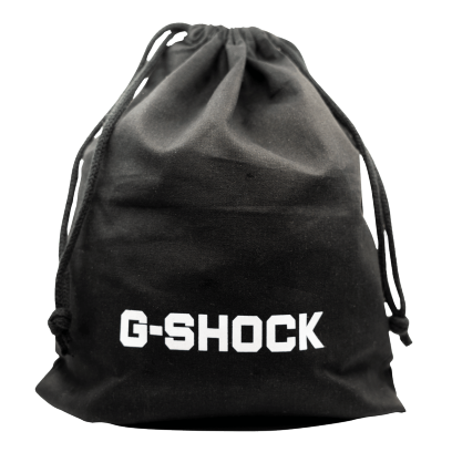 Vorderseite des schwarzen G-SHOCK Geschenkbeutels mit weißem G-SHOCK Schriftzug vorne drauf