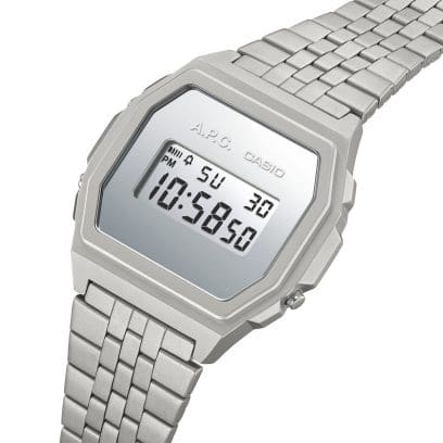 Seitliche Ansicht der digitalen Armbanduhr A1000ACD-7 mit Blick auf die seitlichen Display-Knöpfe