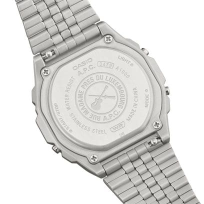 Gravur auf der Gehäuserückseite der A1000ACD-7 Armbanduhr