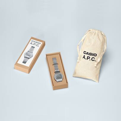 Lieferumfang der A1000ACD-7: Die Armbanduhr in einer Geschenkbox sowie einem Stoffbeutel mit der Aufschrift: "CASIO A.P.C."