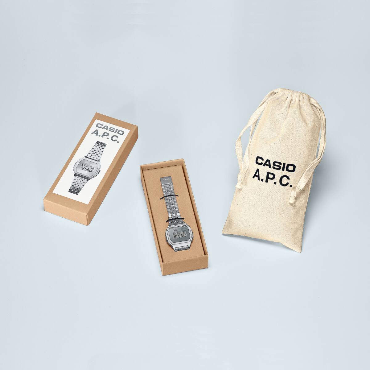 Lieferumfang der A1000ACD-7: Die Armbanduhr in einer Geschenkbox sowie einem Stoffbeutel mit der Aufschrift: "CASIO A.P.C."