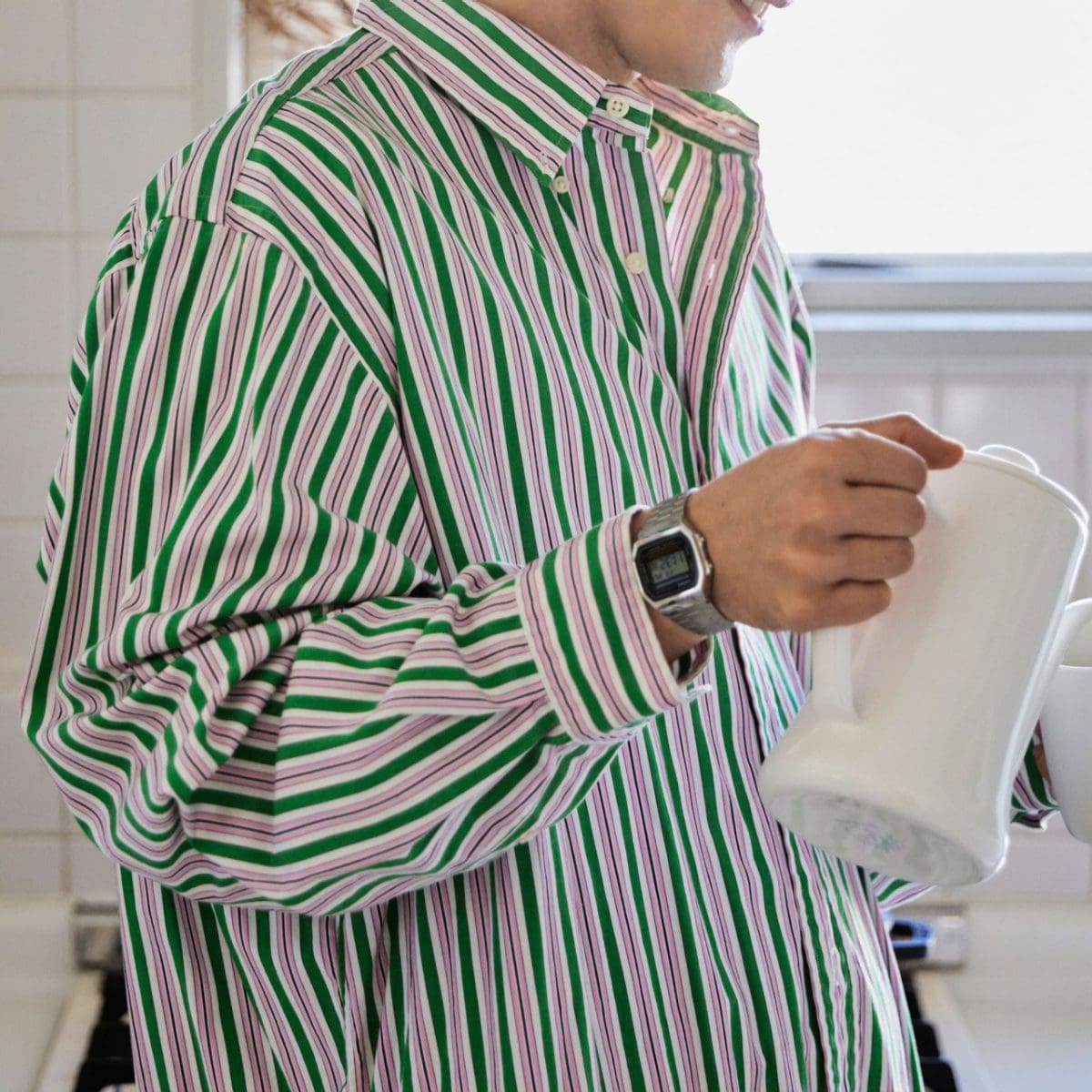 Die CASIO VINTAGE COLLECTION Armbanduhr A168WA-1Y am Handgelenk einer Person in einem Innenraum.