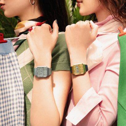Seitliche Ansicht von zwei Frauen, die CASIO Vintage Collection Uhren A100WEF-3A in silber und A100WEFG-9A in gold am Handgelenk tragen.