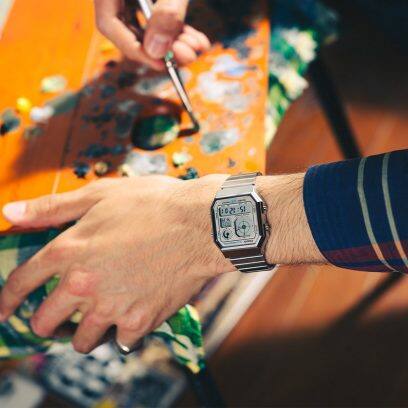 Nahaufnahme auf das Handgelenk eines Mannes, der die digitale Armbanduhr A130WE am Handgelenk trägt und eine Farbpalette nutzt.