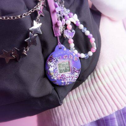 Gehäuse der BGD-10KKM-1 im lilanen Case an einem schwarzen Rucksack angebracht