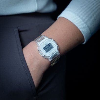 Nahaufnahme der Baby-G BGD-565US-7 Digitaluhr mit durchsichtigem Armband am Handgelenk einer Frau