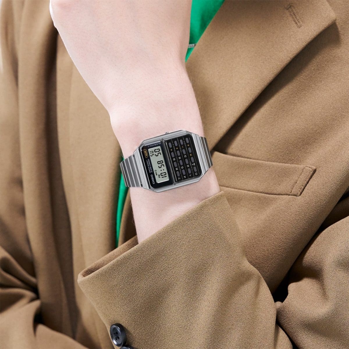 Die CA-500WE-1A Taschenrechneruhr am Handgelenk einer Frau in hellbraunem Blazer