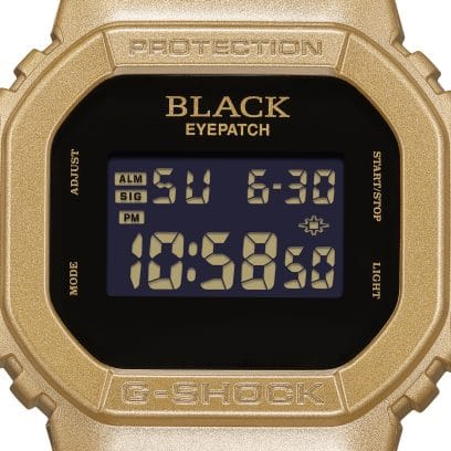Oben auf dem schwarzen Zifferblatt der Digitaluhr von G-SHOCK ist das Logo von BlackEyePatch zu sehen