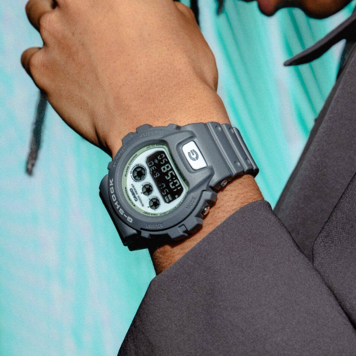 Nahaufnahme der G-SHOCK DW-6900HD-8 Armbanduhr am Handgelenk eines Mannes