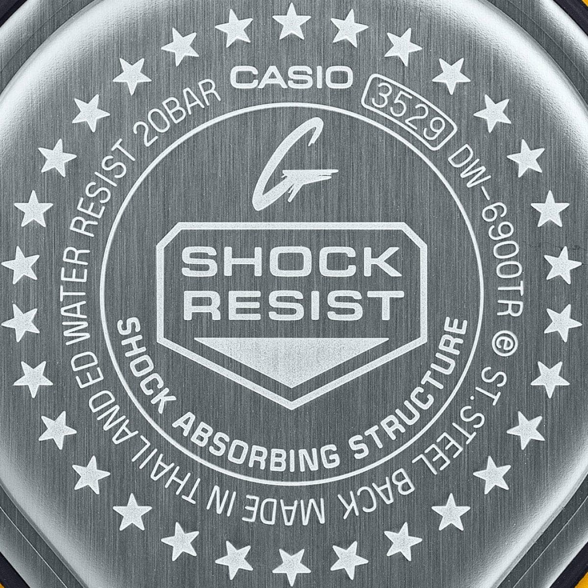 Nahaufnahme auf den Gehäuseboden der DW-6900TR-4 mit Blick auf die Gravur und großem "Shock Resist" Symbol in der Mitte.