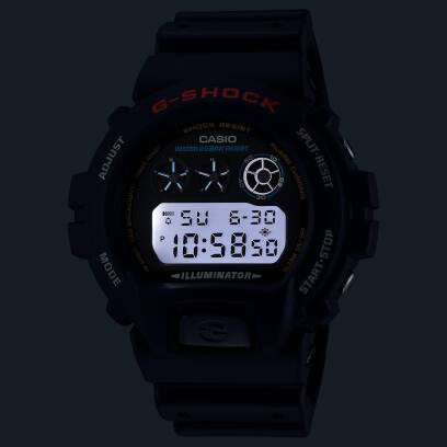 Nahaufnahme des digitalen Zifferblatts der G-SHOCK Armbanduhr DW-6900U-1 mit aktivierter LED-Beleuchtung.