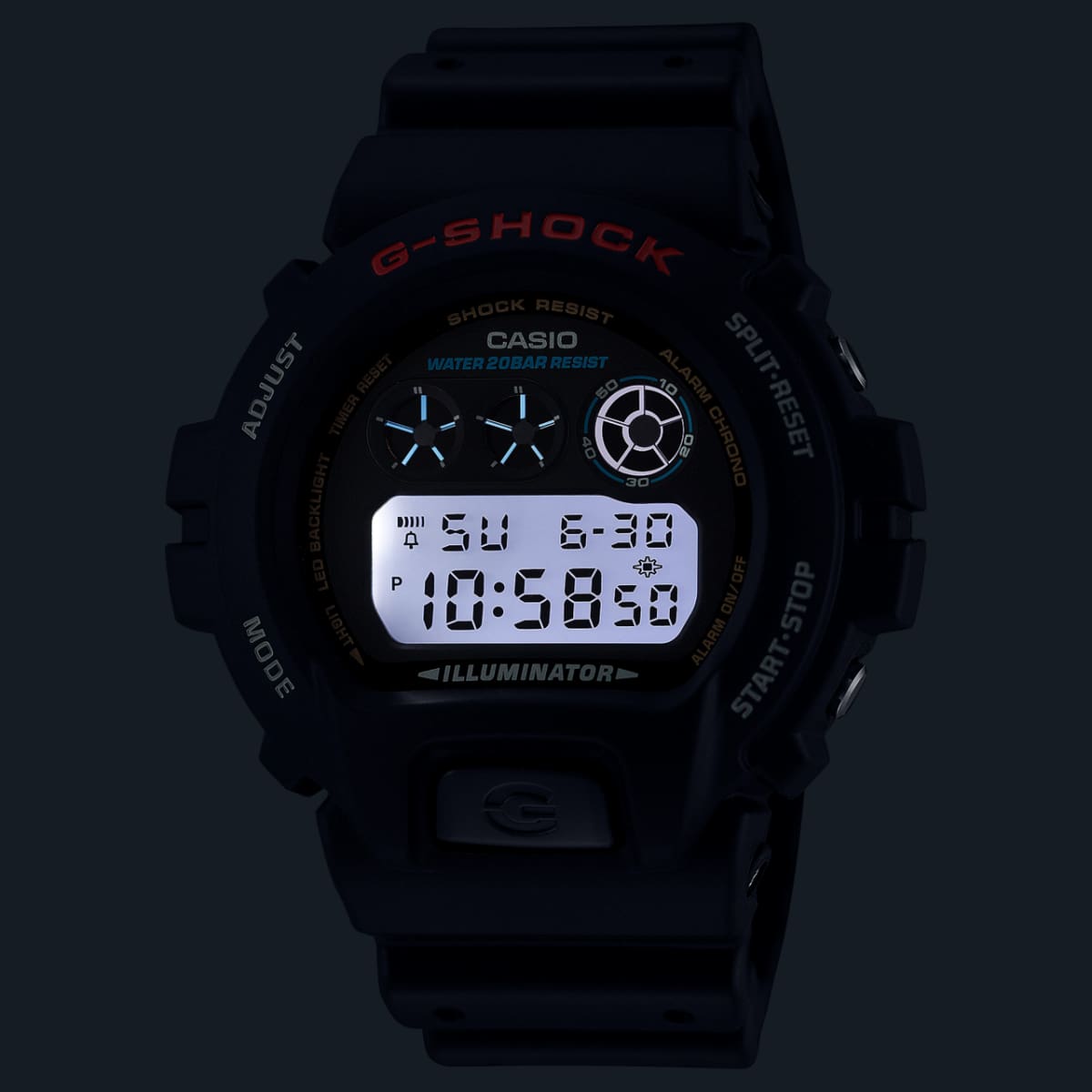 Nahaufnahme des digitalen Zifferblatts der G-SHOCK Armbanduhr DW-6900U-1 mit aktivierter LED-Beleuchtung.