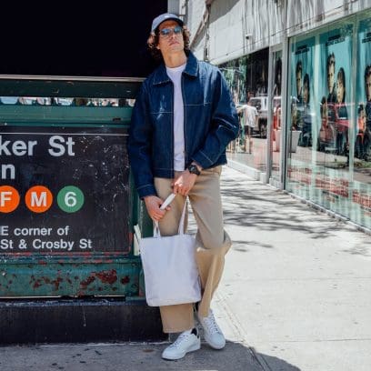 Die G-SHOCK Armbanduhr DW-6900U-1 am Handgelenk einer Person in Außenumgebung.