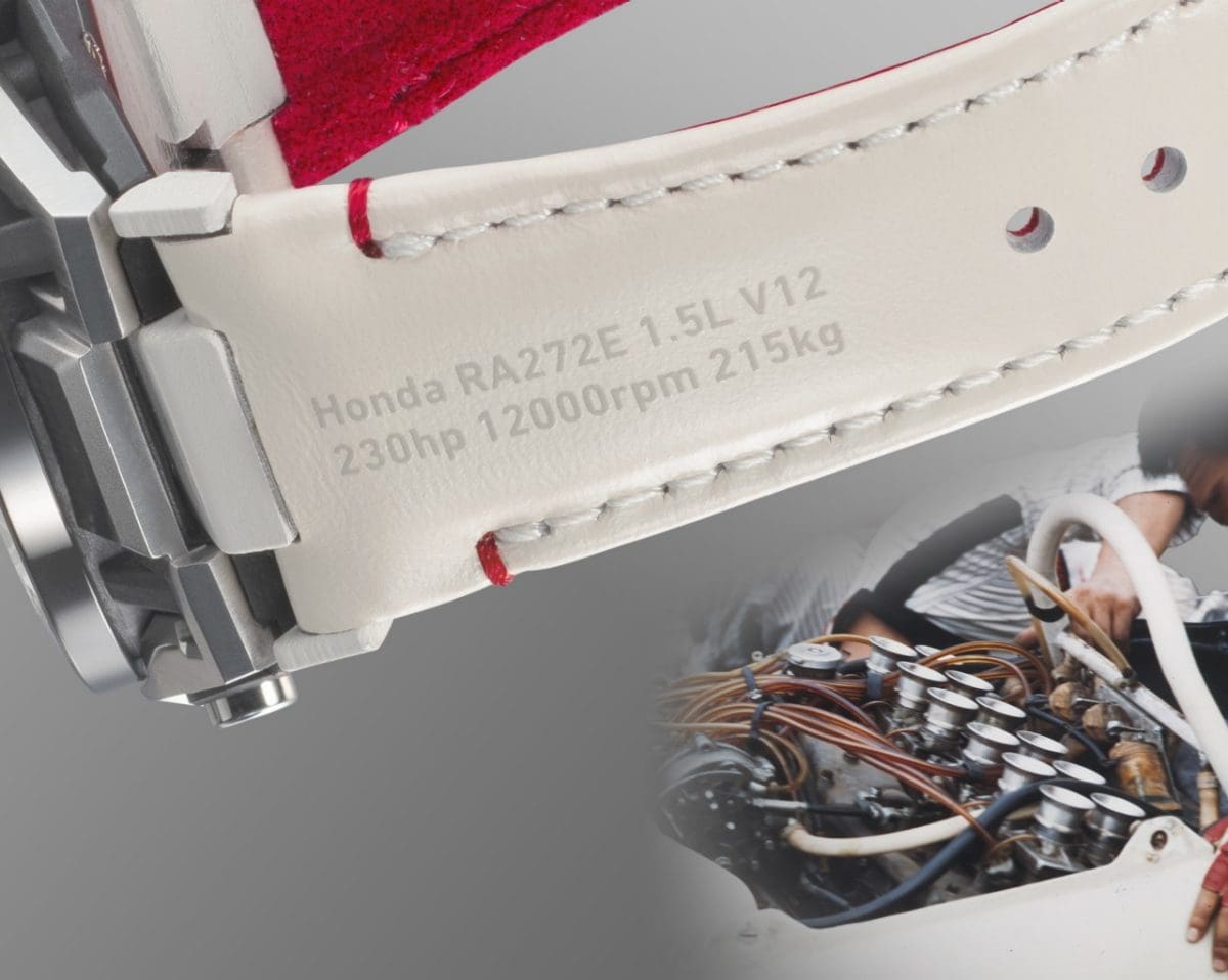 Auf der Außenseite des Armbandes sind die technischen Daten des RA272-Motors geschrieben