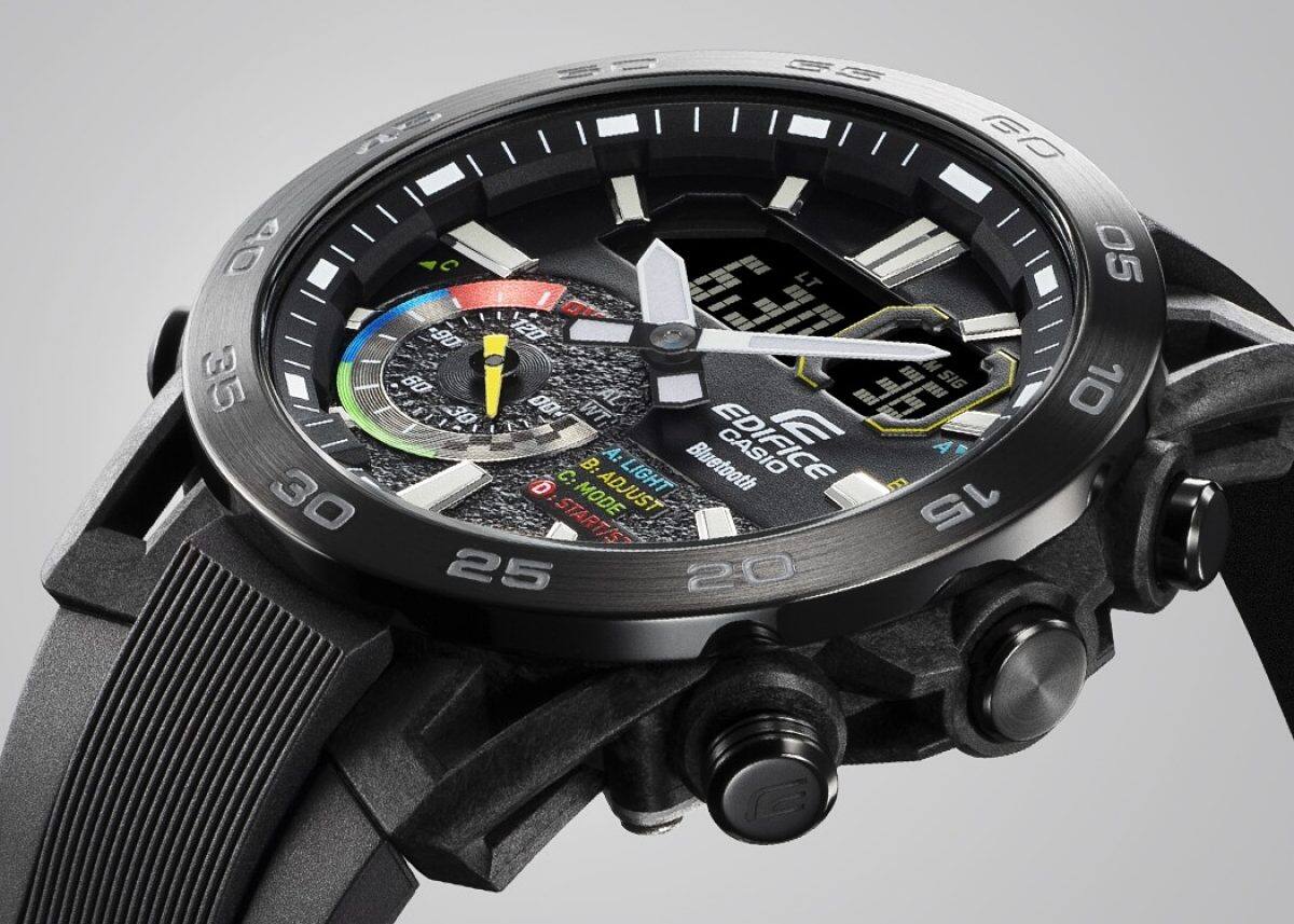 Seitliche Ansicht der ECB-40MP Armbanduhr mit bunten Details in der Lünette