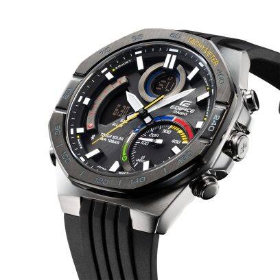 Seitliche Ansicht des CASIO Chronographen ECB-950MP-1A mit Blick auf das vom Motorsport inspirierte Display und die seitlichen Display-Knöpfe
