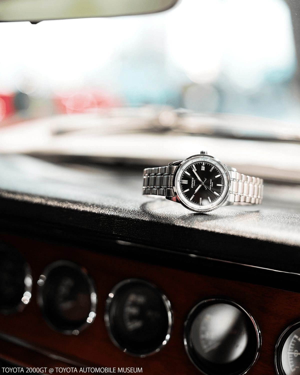 Auf der 3-Uhr-Position der Armbanduhr EFR-109D-1A von EDIFICE ist eine Datumsanzeige