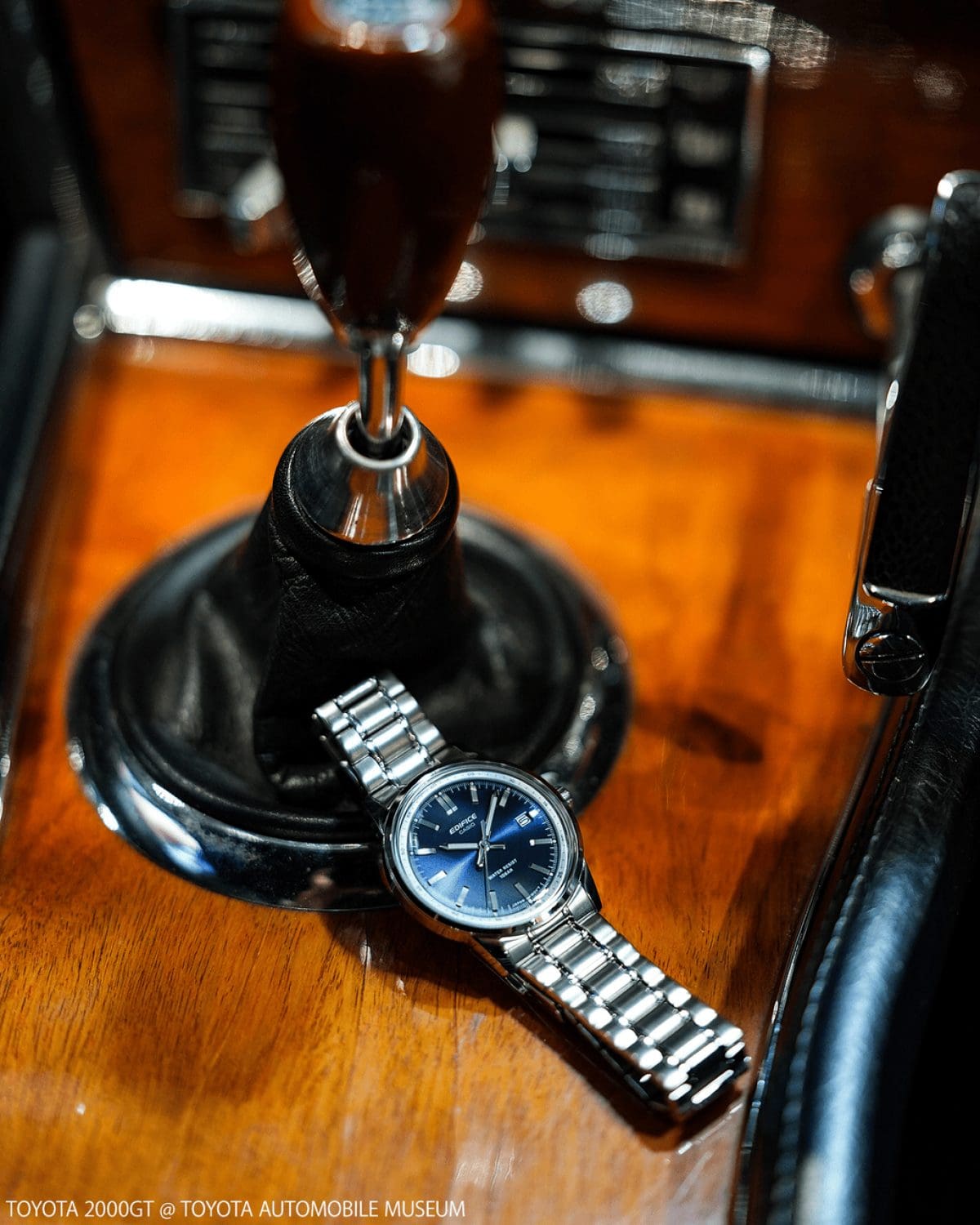 Die silberne Armbanduhr EFR-109D-2A von EDIFICE liegt auf einer Mittelkonsole aus Holz