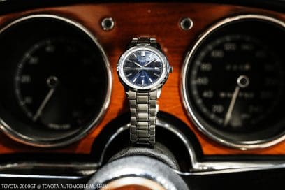 Die Armbanduhr EFR-109D-2A steht vor der Instrumententafel eines Autos