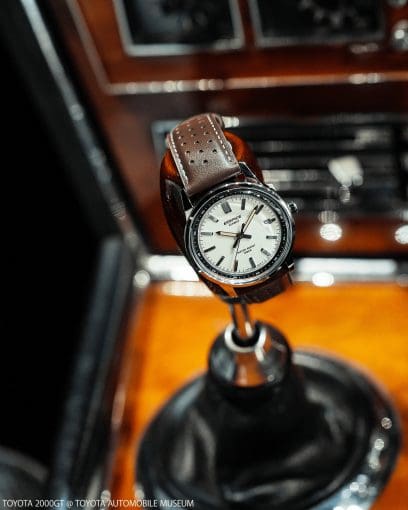 Die Armbanduhr EFR-109L-7A von EDIFICE hängt an dem Steuerknüppel eines alten Autos