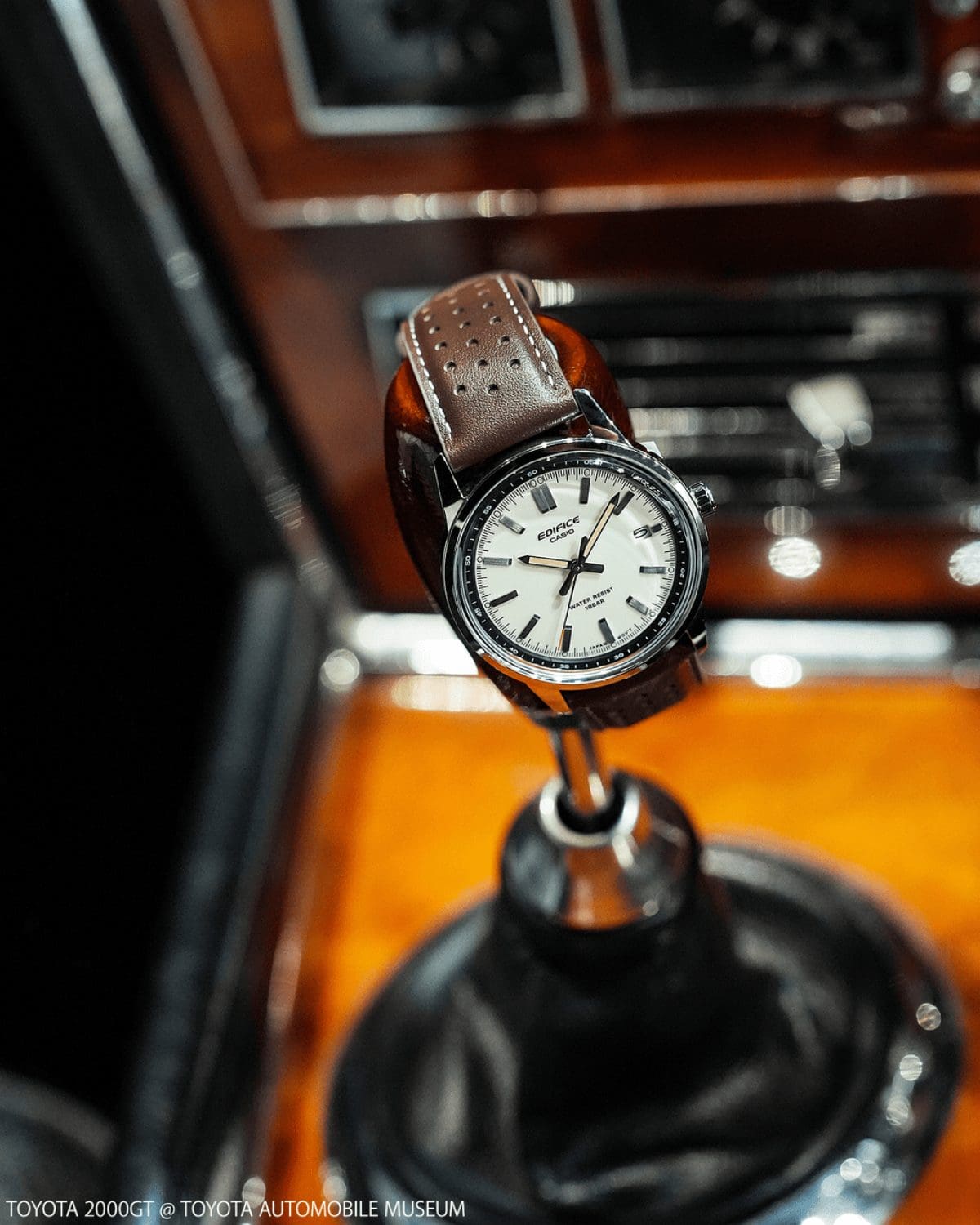 Die Armbanduhr EFR-109L-7A von EDIFICE hängt an dem Steuerknüppel eines alten Autos