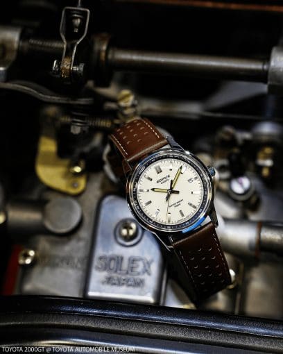 Auf der 3-Uhr-Position der Armbanduhr EFR-109L-7A von EDIFICE ist eine Datumsanzeige
