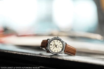 Das braune Lederarmband der silbernen EFR-109L-7A ist mit einem Lochmuster versehen