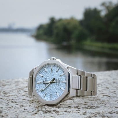 Die EFR-S108DE-2AVUEF liegt auf einem Untergrund aus Stein, im Hintergrund sind Wasser und Bäume zu sehen