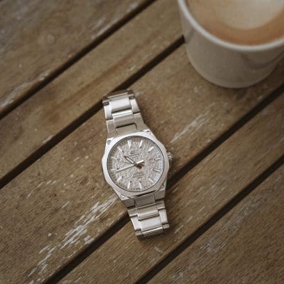 Die EFR-S108DE-8AVUEF liegt auf einem Untergrund aus Holz, eine Kaffeetasse steht daneben