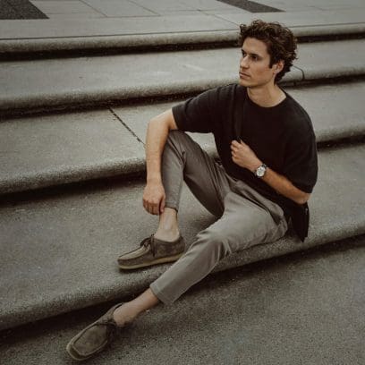 Ein Mann trägt die EFK-100D-7AER mit einem schwarzen T-Shirt und einer grauen Hose