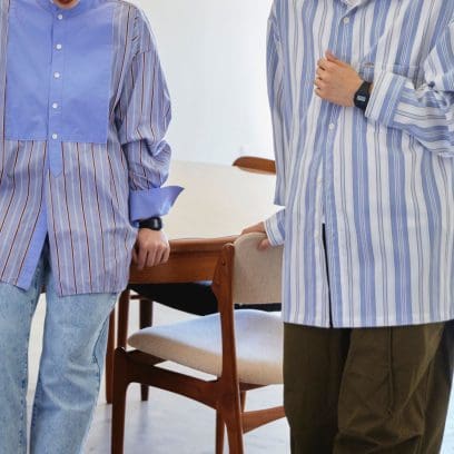 Die CASIO TIMELESS COLLECTION Armbanduhr F-91W-1Y am Handgelenk einer Person in einem Innenraum.