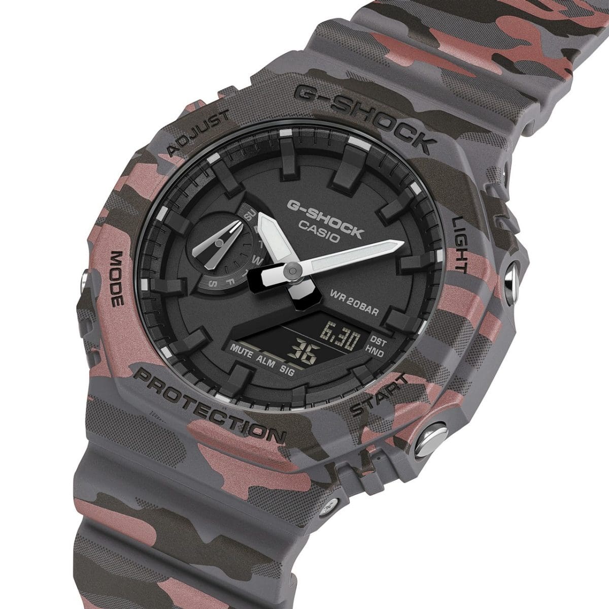 Leicht seitliche Ansicht der G-SHOCK GA-2100CM-8AER im Camouflage-Design, wobei die roten Bestandteile leicht glitzern. Die seitlichen Knöpfe sind Silber