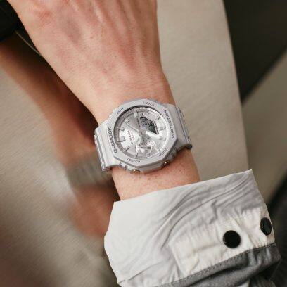 Die G-SHOCK GA-2100FF-8A in silber am Handgelenk einer Person.