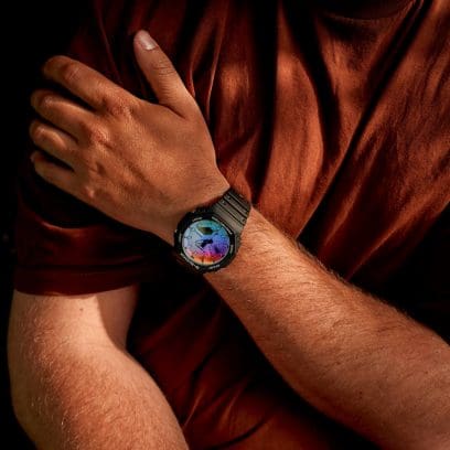Die GA-2100SR-1A am Handgelenk eines Mannes mit einem rostroten T-Shirt