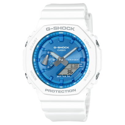 Die Casio G-Shock GA-2100WS-7A Hybridarmbanduhr mit weißem Resinarmband und blauem Zifferblatt