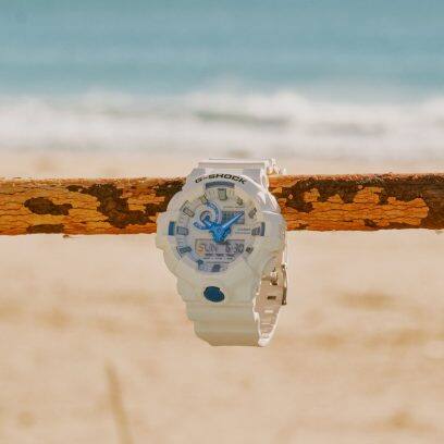 GA-700HDS-7AER hängt an einem Geländer am Strand mit Meer im Hintergrund