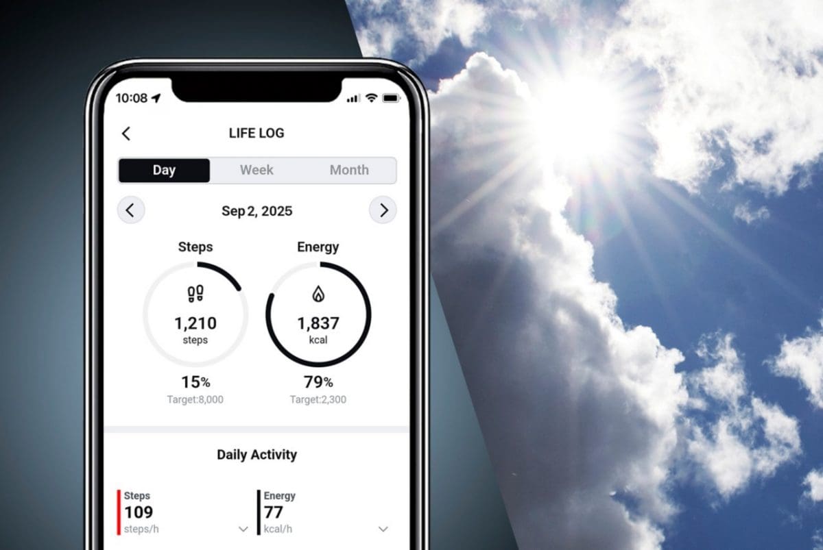 Auf dem Bildschirm eines Smartphones sind Daten zur Tagesaktivität zu sehen. Daneben ist blauer Himmel mit Wolken und Sonnenschein