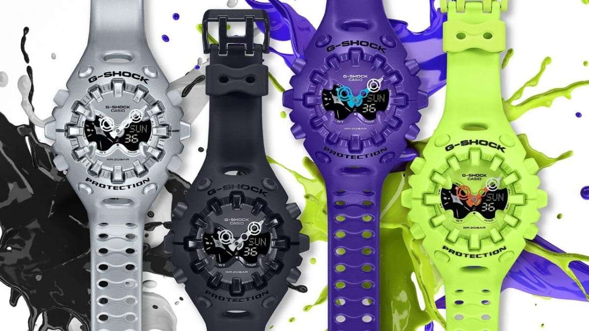 Die vier Farbvarianten Silber, Schwarz, Violett und Gelb der GA-V01 nebeneinander vor einem Hintergrund aus Kleksen mit den gleichen Farben