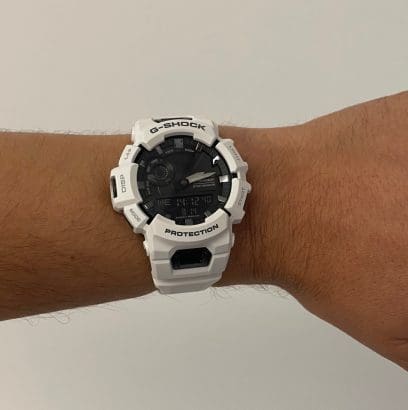 Nahaufnahme der G-SHOCK Armbanduhr GBA-900-7A am Handgelenk einer Person.