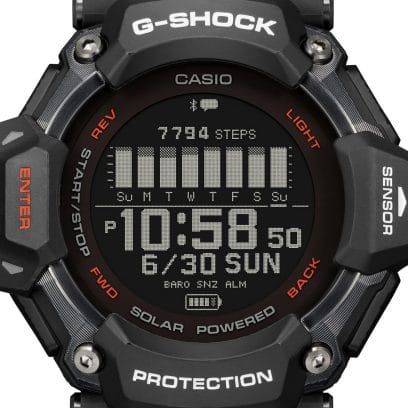 Nahaufnahme des digitalen Zifferblatts der G-SHOCK Armbanduhr GBD-H2000-1A in Schwarz mit roten und weißen Details.