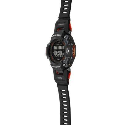 Die seitliche Ansicht der G-SHOCK Armbanduhr GBD-H2000-1A zeigt die schwarzen Bedienknöpfe außen am Gehäuse mit roten Details.