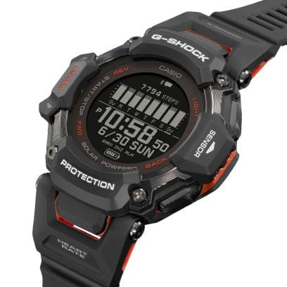 Die seitliche Nahaufnahme der G-SHOCK Armbanduhr GBD-H2000-1A zeigt die schwarzen Bedienknöpfe außen am Gehäuse mit roten und weißen Details.