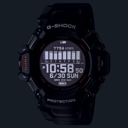 Nahaufnahme des digitalen Zifferblatts der G-SHOCK Armbanduhr GBD-H2000-1A mit aktivierter LED-Beleuchtung in Weiß.